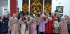 Коломийські художники Василь Андрушко й Мирослав Ясінський вітають авторку виставки