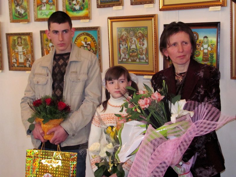 І скло фарбами розмовляє…