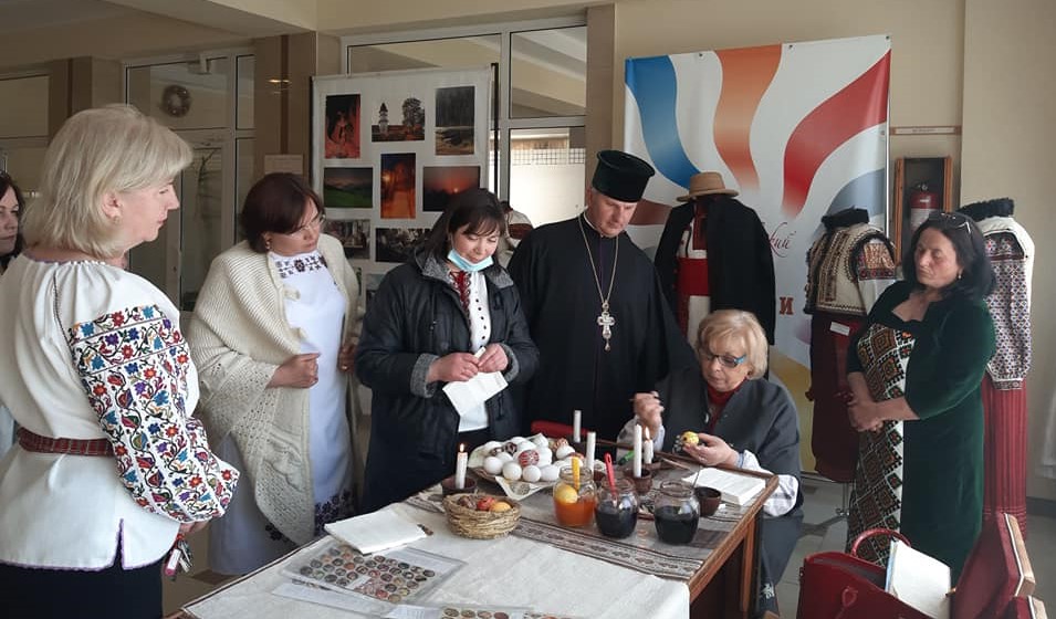 ВЕЛИКОДНЯ ПИСАНКА В МАМИНИХ РУКАХ